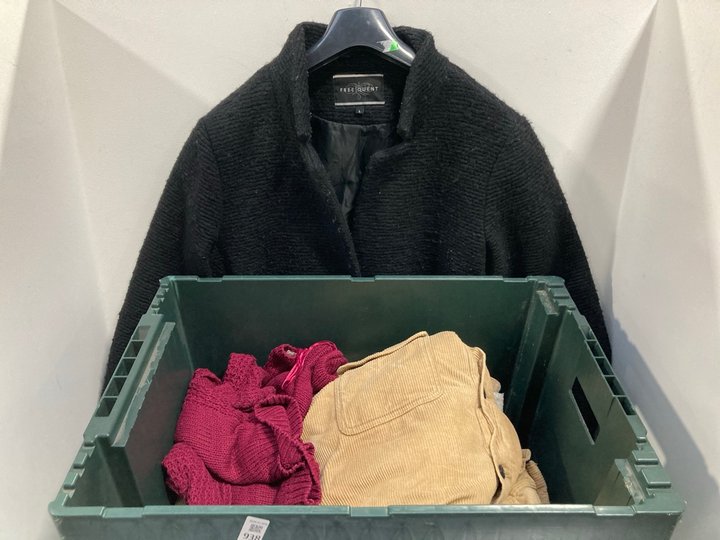 Lot 938  
            Marchington SR13 - Parcel Delivery Only 

                
QTY OF ASSORTED CLOTHING ITEMS IN VARIOUS SIZES TO INCLUDE CORDED JACKET IN BEIGE...