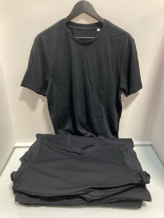 Lot 963  
            Marchington SR13 - Parcel Delivery Only 

                
QTY OF PLAIN CREW NECK T-SHIRTS IN BLACK - UK M: LOCATION - F16