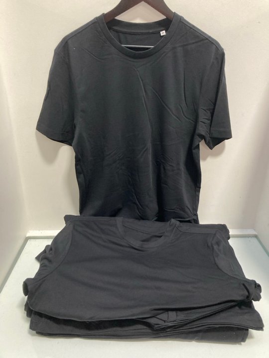 Lot 964  
            Marchington SR13 - Parcel Delivery Only 

                
QTY OF PLAIN CREW NECK T-SHIRTS IN BLACK - UK M: LOCATION - F16