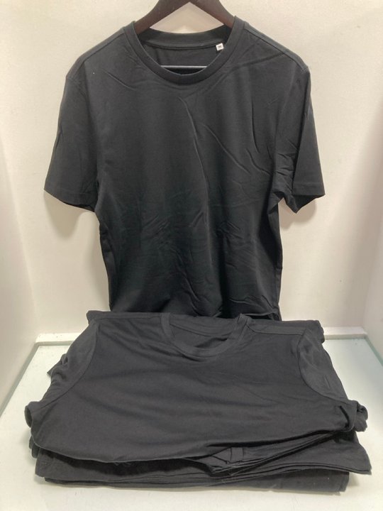 Lot 965  
            Marchington SR13 - Parcel Delivery Only 

                
QTY OF PLAIN CREW NECK T-SHIRTS IN BLACK - UK M: LOCATION - F16