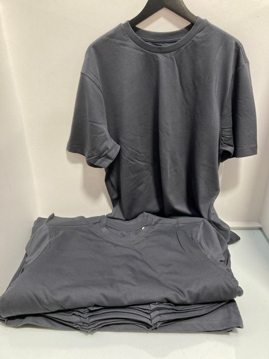 Lot 966  
            Marchington SR13 - Parcel Delivery Only 

                
QTY OF PLAIN CREW NECK T-SHIRTS IN GREY - UK XL: LOCATION - F16