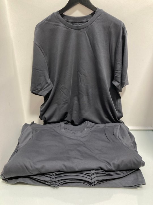 Lot 967  
            Marchington SR13 - Parcel Delivery Only 

                
QTY OF PLAIN CREW NECK T-SHIRTS IN GREY - UK XL: LOCATION - F16