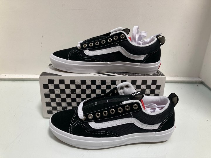 Lot 970  
            Marchington SR13 - Parcel Delivery Only 

                
VANS OFF THE WALL SKATE OLD SKOOL 36 SHOES IN WHITE/BLACK - UK 8: LOCATION - F16