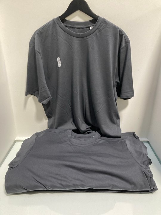 Lot 973  
            Marchington SR13 - Parcel Delivery Only 

                
QTY OF PLAIN CREW NECK T-SHIRTS IN GREY - UK XL: LOCATION - F16