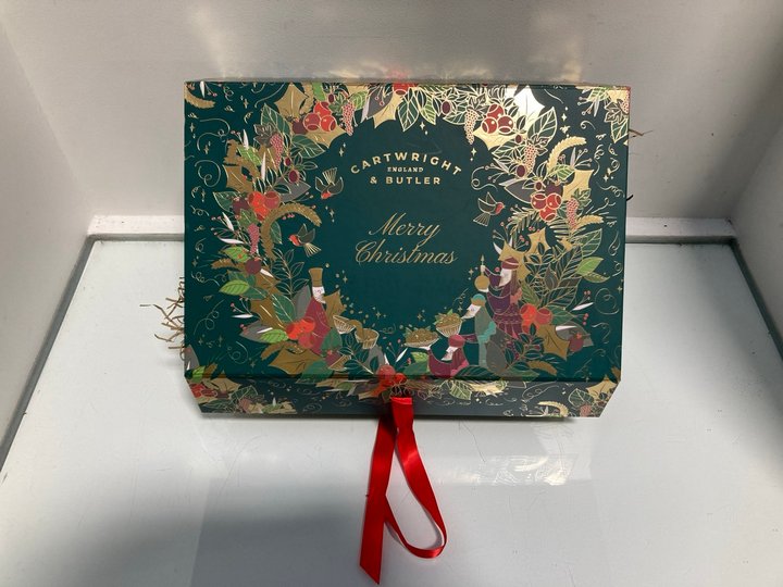 Lot 974  
            Marchington SR13 - Parcel Delivery Only 

                
CARTWRIGHT & BUTLER HAMPER TO INCLUDE CRANBERRY & ORANGE MINI MINCE PIES - BBE 3/...