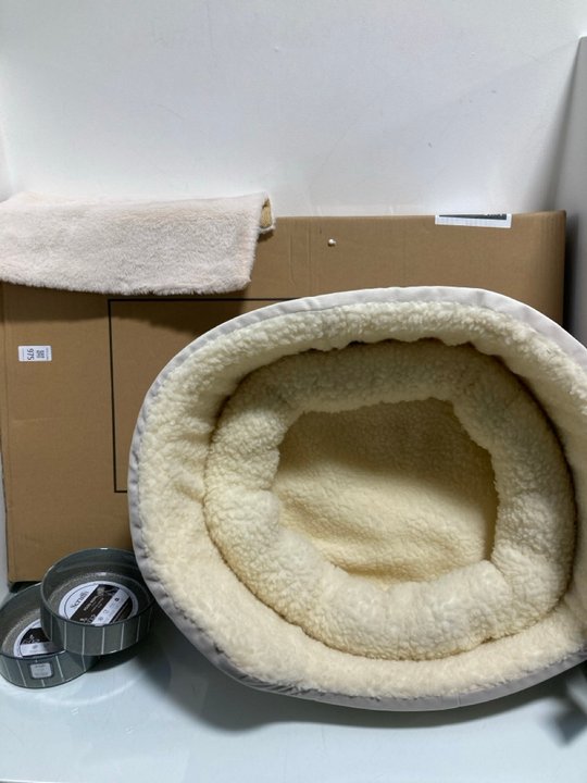 Lot 975  
            Marchington SR13 - Parcel Delivery Only 

                
LORDS & LABRADORS DELUXE SILVER CRATE TO ALSO INCLUDE LORDS & LABRADORS GROW WITH...