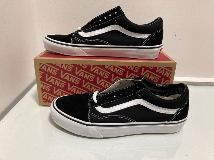 Lot 976  
            Marchington SR13 - Parcel Delivery Only 

                
VANS OFF THE WALL OLD SKOOL SHOES IN WHITE/BLACK - UK 8: LOCATION - F16