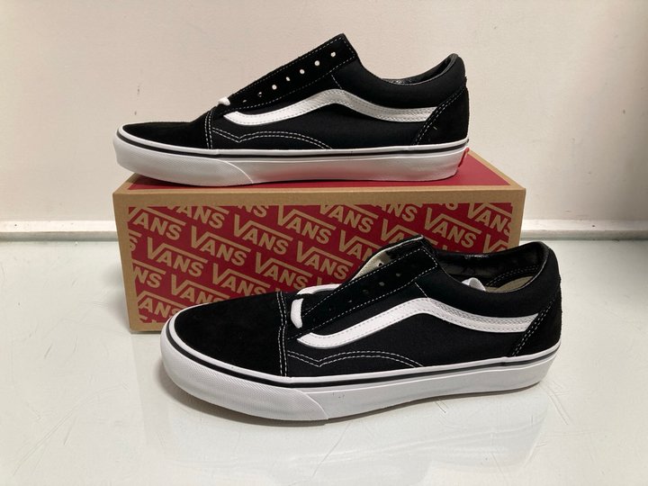 Lot 977  
            Marchington SR13 - Parcel Delivery Only 

                
VANS OFF THE WALL OLD SKOOL SHOES IN WHITE/BLACK - UK 8: LOCATION - F16