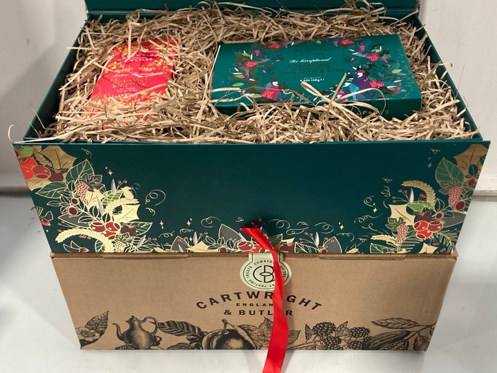 Lot 986  
            Marchington SR13 - Parcel Delivery Only 

                
2 X CARTWRIGHT & BUTLER ENGLAND CHRISTMAS HAMPERS TO INCLUDE CRANBERRY & ORANGE M...