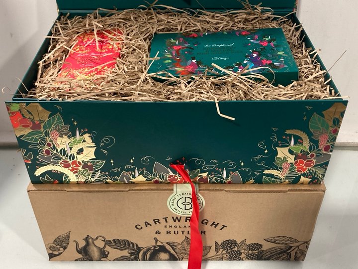 Lot 987  
            Marchington SR13 - Parcel Delivery Only 

                
2 X CARTWRIGHT & BUTLER ENGLAND CHRISTMAS HAMPERS TO INCLUDE CRANBERRY & ORANGE M...