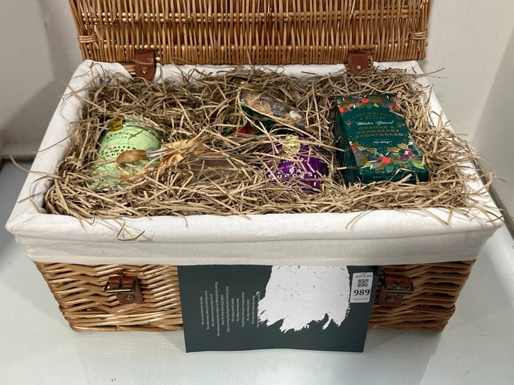 Lot 989  
            Marchington SR13 - Parcel Delivery Only 

                
CARTWRIGHT & BUTLER LUXURY HAMPER TO INCLUDE WINTER SPICED ORANGE & CRANBERRY SHO...