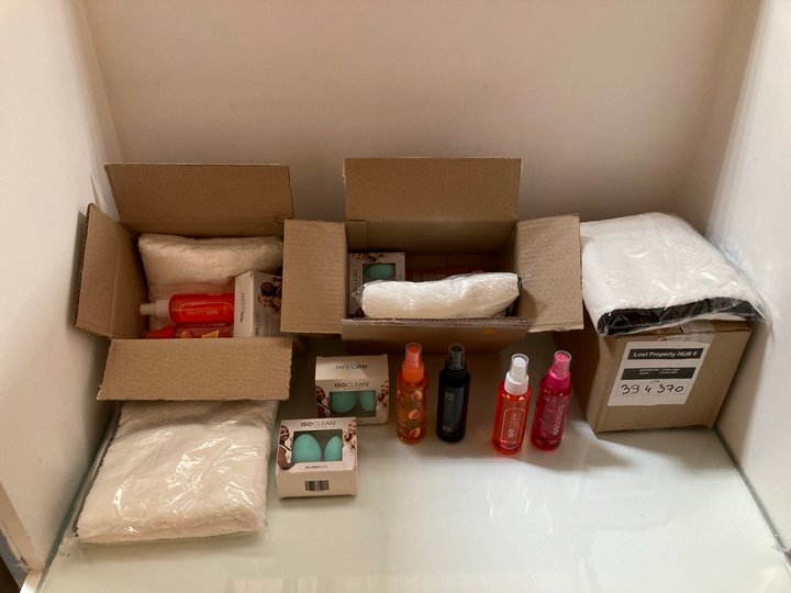 Lot 1007  
            Marchington SR10 - Parcel Delivery Only 

                
4 X ASSORTED ISOCLEAN BEAUTY SETS: LOCATION - DR1