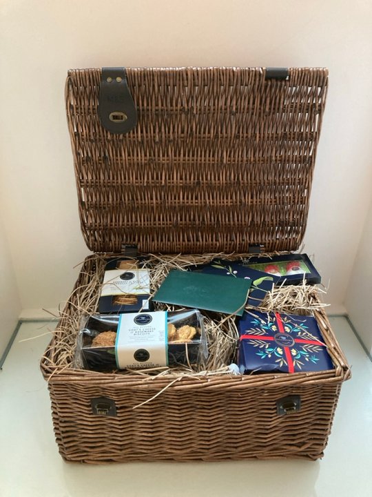 Lot 1008  
            Marchington SR10 - Parcel Delivery Only 

                
M&S HAMPER IN WOVEN WICKER BASKET TO INCLUDE M&S COLLECTION ROSEMARY & OLIVE SOUR...