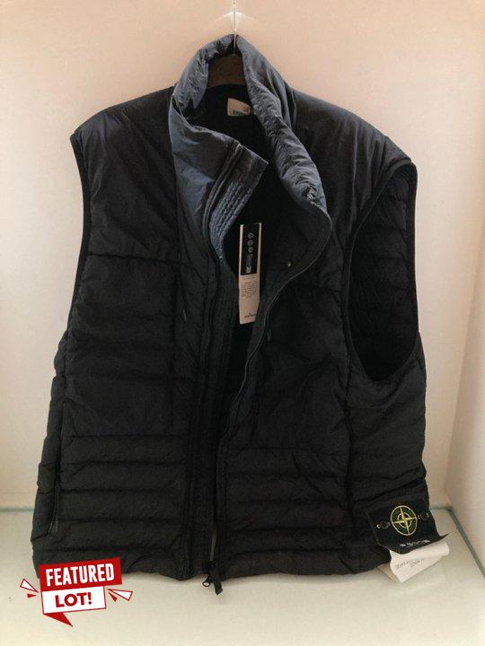 Lot 1017  
            Marchington SR10 - Parcel Delivery Only 

                
STONE ISLAND STONE LOOM VEST IN BLACK SIZE: 2XL ORIGINAL RRP: £615: LOCATION - DR2