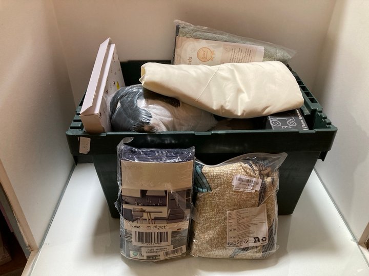 Lot 1041  
            Marchington SR10 - Parcel Delivery Only 

                
QTY OF ASSORTED ITEMS TO INCLUDE SUPER SPARROW 2.0 SWIVEL SIP 500ML DRINKS BOTTLE...