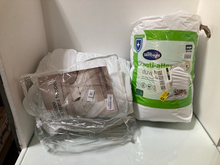 Lot 1044  
            Marchington SR10 - Parcel Delivery Only 

                
3 X ASSORTED BEDDING TO INCLUDE SILENTNIGHT ANTI-ALLERGY DUVET SINGLE 10.5 TOG: L...