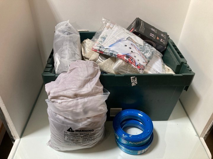 Lot 1045  
            Marchington SR10 - Parcel Delivery Only 

                
QTY OF ASSORTED ITEMS TO INCLUDE BODUM CAFFETTIERA FRENCH PRESS: LOCATION - DR7