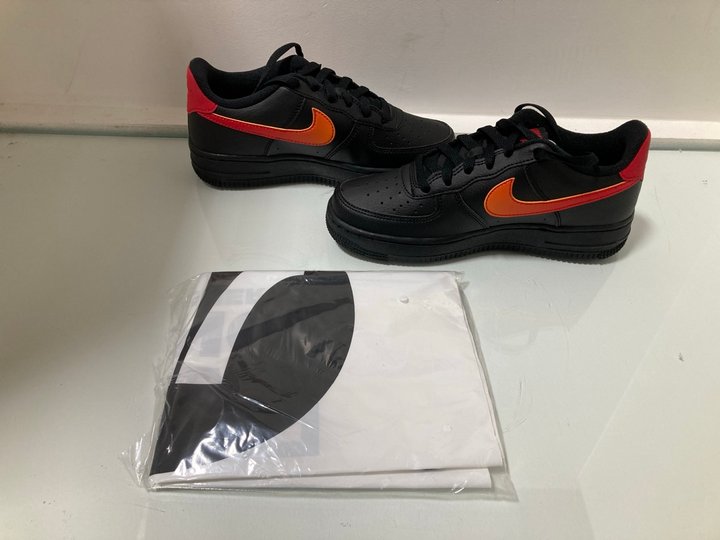 Lot 1048  
            Marchington SR10 - Parcel Delivery Only 

                
NIKE CHILDRENS TRAINERS IN BLACK WITH ORANGE/RED LOGO SIZE: UK 3.5: LOCATION - DR7