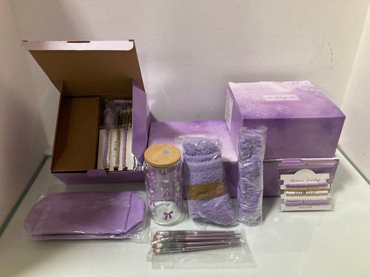 Lot 1053  
            Marchington SR10 - Parcel Delivery Only 

                
5 X CHILDS MAKEUP BAG GIFT SETS: LOCATION - DR6