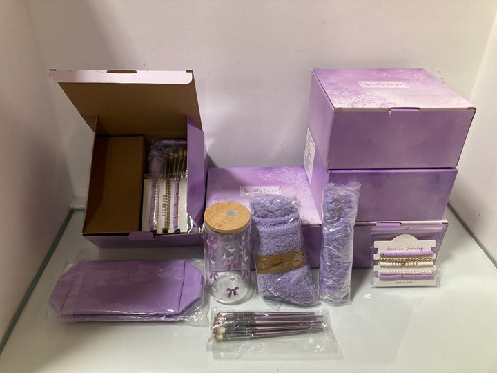 Lot 1061  
            Marchington SR10 - Parcel Delivery Only 

                
6 X CHILDS MAKEUP BAG GIFT SETS: LOCATION - DR6