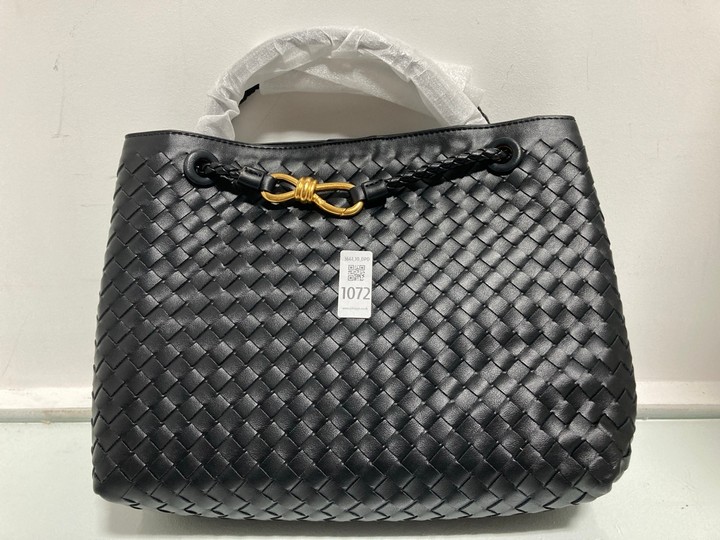 Lot 1072  
            Marchington SR10 - Parcel Delivery Only 

                
LADIES BLACK LEATHER HANDBAG: LOCATION - DR9