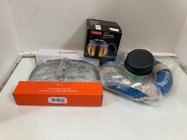 Lot 1080  
            Marchington SR10 - Parcel Delivery Only 

                
QTY OF ASSORTED ITEMS TO INCLUDE BODUM ASSAM TEA PRESS: LOCATION - DR9