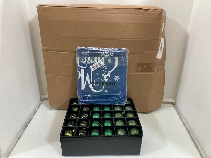 Lot 1083  
            Marchington SR10 - Parcel Delivery Only 

                
3 X ASSORTED CHRISTMAS DECORATIONS TO INCLUDE CHRISTMAS WREATH: LOCATION - DR10