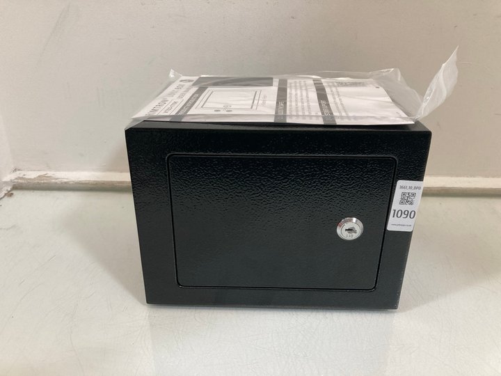 Lot 1090  
            Marchington SR10 - Parcel Delivery Only 

                
GRIMTRON LOCK BOX - MODEL NO. VT03-170K: LOCATION - DR10