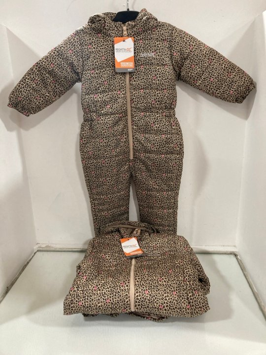 Lot 1134  
            Marchington SR10 - Parcel Delivery Only 

                
2 X REGATTA OUTDOORS PENROSE QUILTED PUDDLE SUITS IN BROWN - SIZE 24/36 MONTHS CO...