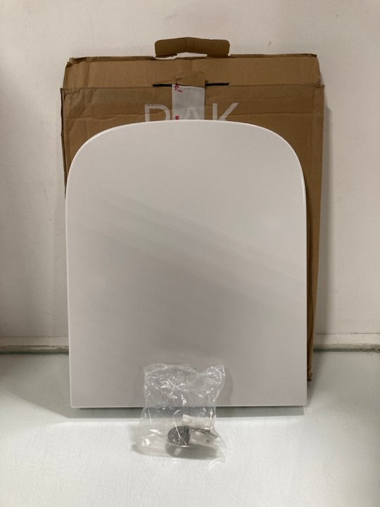 Lot 1148  
            Marchington SR10 - Parcel Delivery Only 

                
RAK CERAMICS TOILET SEAT IN WHITE: LOCATION - DR15
