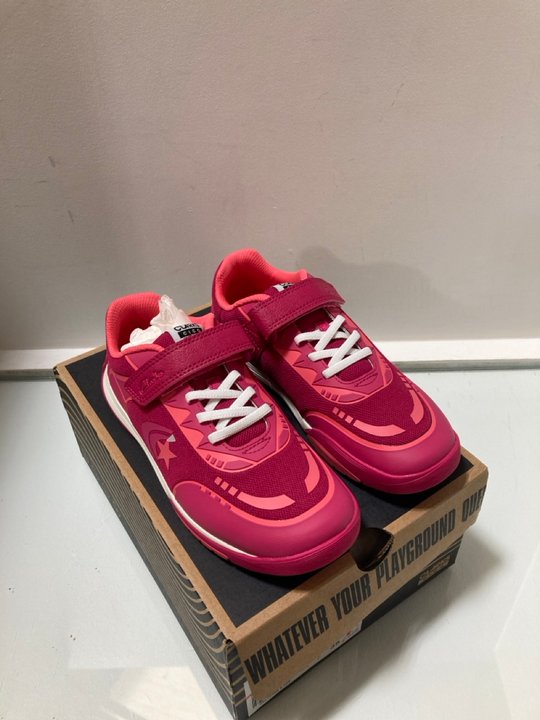 Lot 1207  
            Marchington SR10 - Parcel Delivery Only 

                
CLARKS CICA STAR FLEX CHILDRENS TRAINERS IN PINK COMBI SIZE: UK 2.5: LOCATION - DR4