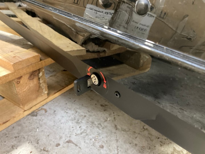 Lot 11  
            Marchington SR17 - Delivery or Collection 

                
MODULA CIAO 340L GLOSSY BLACK ROOF BOX - ORIGINAL RRP - £200: LOCATION - A3 - Image 3