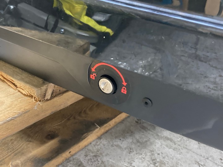 Lot 13  
            Marchington SR17 - Delivery or Collection 

                
MODULA CIAO 340L GLOSSY BLACK ROOF BOX - ORIGINAL RRP - £200: LOCATION - A4 - Image 4