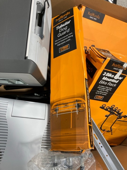 Lot 156  
            Marchington SR17 - Delivery or Collection 

                
PALLET OF ASSORTED ITEMS TO INCLUDE 3 BIKE REAR MOUNTED BIKE RACK: LOCATION - A4 ... - Image 4