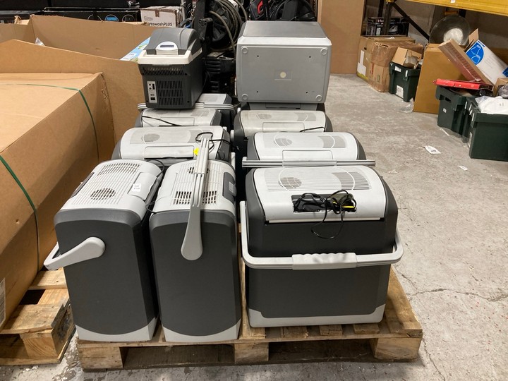 Lot 158  
            Marchington SR17 - Delivery or Collection 

                
PALLET OF ASSORTED ELECTRIC COOL BOXES: LOCATION - A4 (KERBSIDE PALLET DELIVERY)