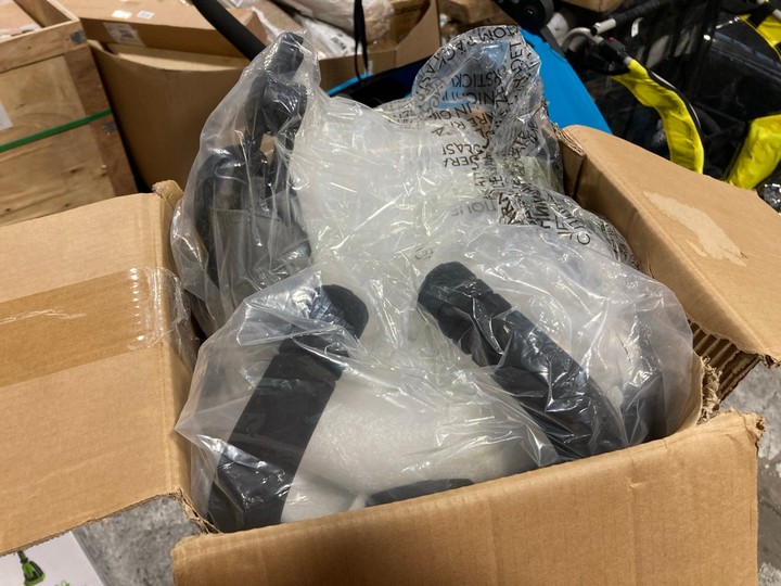 Lot 160  
            Marchington SR17 - Delivery or Collection 

                
SILVER CROSS POP SINGLE PUSHCHAIR: LOCATION - A4 - Image 2