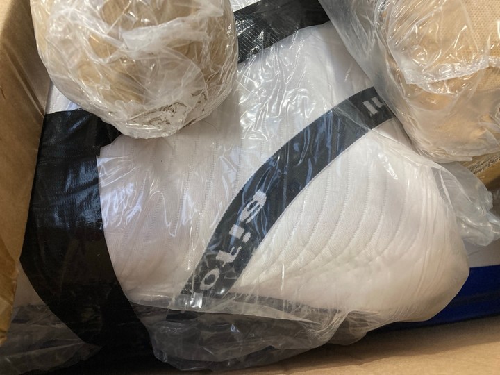 Lot 166  
            Marchington SR17 - Delivery or Collection 

                
PALLET OF ASSORTED HOMEWARE ITEMS TO INCLUDE ALPINE LARGE BUTLERS TABLE IN WHITE:... - Image 4