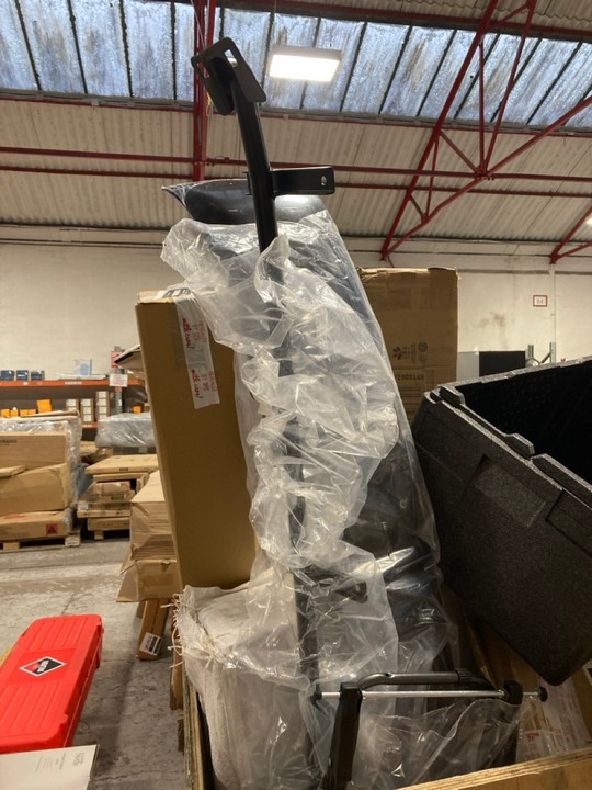 Lot 169  
            Marchington SR17 - Delivery or Collection 

                
PALLET OF ASSORTED ITEMS TO INCLUDE VAUNT 3 X 3M GAZEBO FRAME: LOCATION - A4 (KER... - Image 3