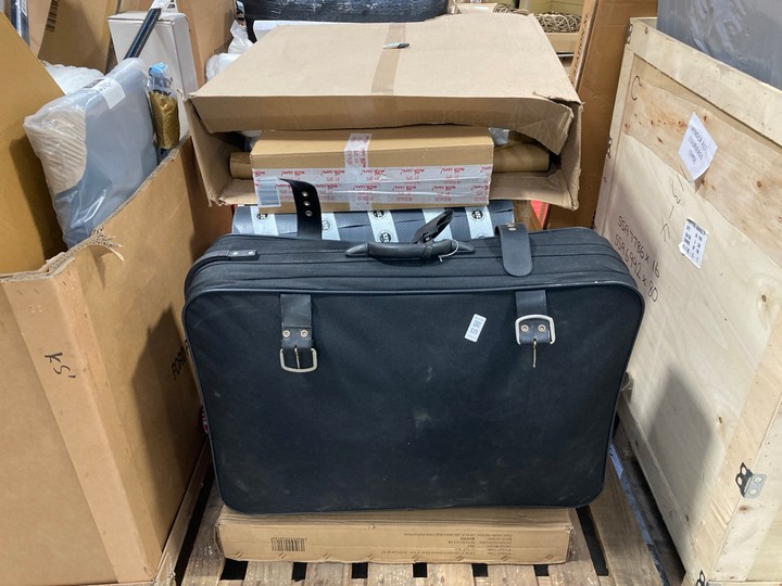 Lot 171  
            Marchington SR17 - Delivery or Collection 

                
PALLET OF ASSORTED ITEMS TO INCLUDE QUILTED STYLE COT BED MATTRESS: LOCATION - A4...