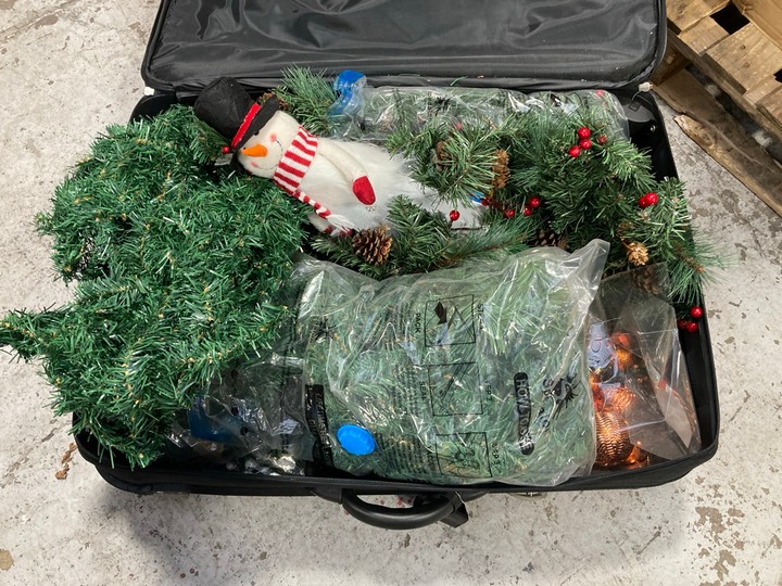 Lot 171  
            Marchington SR17 - Delivery or Collection 

                
PALLET OF ASSORTED ITEMS TO INCLUDE QUILTED STYLE COT BED MATTRESS: LOCATION - A4... - Image 2