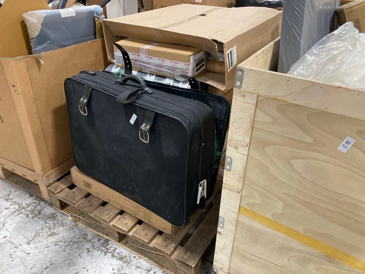 Lot 171  
            Marchington SR17 - Delivery or Collection 

                
PALLET OF ASSORTED ITEMS TO INCLUDE QUILTED STYLE COT BED MATTRESS: LOCATION - A4... - Image 4