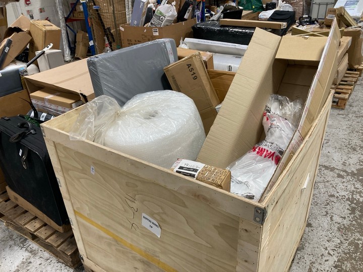 Lot 172  
            Marchington SR17 - Delivery or Collection 

                
PALLET OF ASSORTED ITEMS TO INCLUDE LARGE ROLL OF BUBBLE WRAP PACKAGING MATERIAL:...