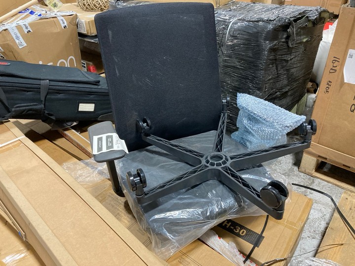 Lot 184  
            Marchington SR17 - Delivery or Collection 

                
PALLET OF ASSORTED ITEMS TO INCLUDE LOCKER THE STANDARD METAL STORAGE CABINET: LO... - Image 2