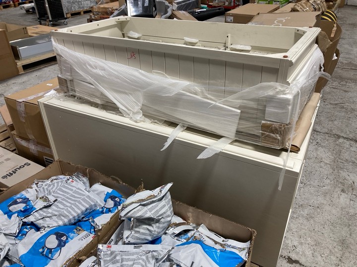 Lot 199  
            Marchington SR17 - Delivery or Collection 

                
WOODEN WARDROBE IN WHITE: LOCATION - A5 (KERBSIDE PALLET DELIVERY) - Image 4