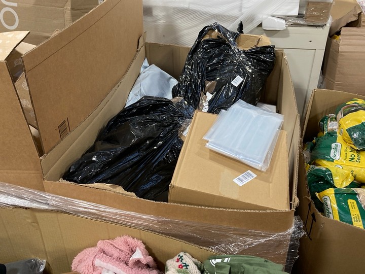 Lot 200  
            Marchington SR17 - Delivery or Collection 

                
PALLET OF ASSORTED ITEMS TO INCLUDE ICON BEAN BAG IN LIGHT BROWN: LOCATION - A5 (... - Image 2