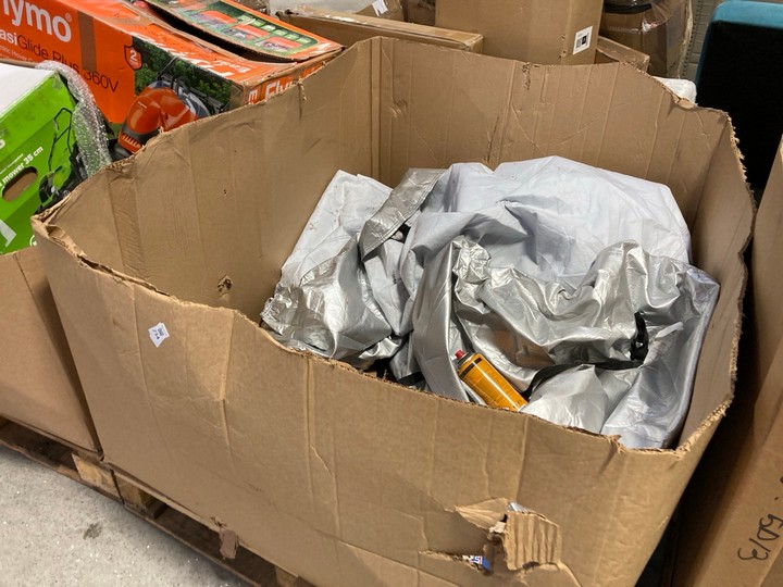 Lot 234  
            Marchington SR17 - Delivery or Collection 

                
PALLET OF ASSORTED ITEMS TO INCLUDE BOSCH AEROTWIN WINDSCREEN WIPER BLADE SET: LO...