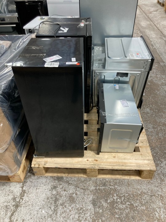 Lot 258  
            Marchington SR17 - Delivery or Collection 

                
PALLET OF ASSORTED KITCHEN APPLIANCES TO INCLUDE COMFEE UNDERCOUNTER WINE COOLER:...