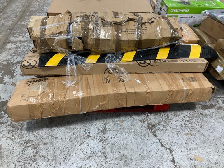 Lot 290  
            Marchington SR17 - Delivery or Collection 

                
PALLET OF ASSORTED ITEMS TO INCLUDE METAL STORAGE CABINET IN WHITE: LOCATION - B6...