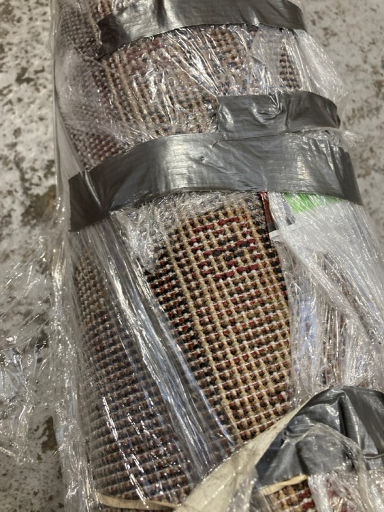 Lot 306  
            Marchington SR17 - Delivery or Collection 

                
2 X ASSORTED RUGS TO INCLUDE LARGE RECTANGULAR RUG IN FLOWER PATCH: LOCATION - B7 - Image 4