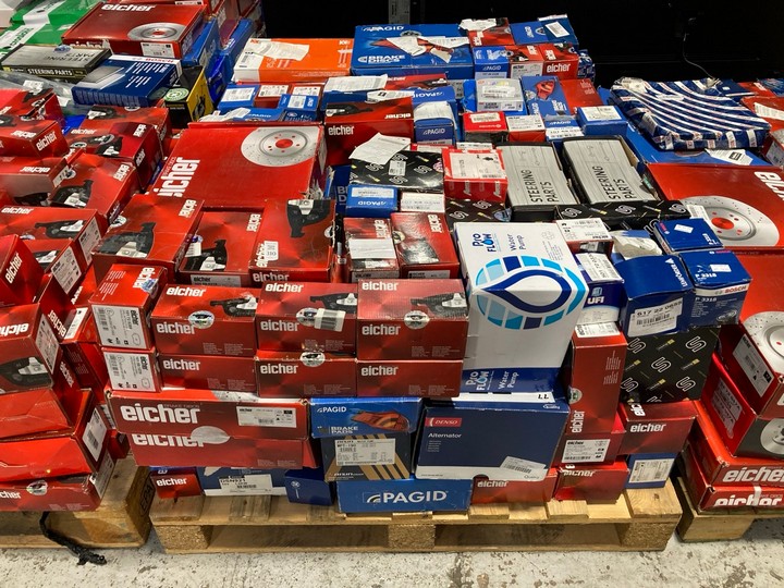 Lot 310  
            Marchington SR17 - Delivery or Collection 

                
PALLET OF ASSORTED VEHICLE PARTS TO INCLUDE EICHER 101 44 0569 BRAKE PAD SET: LOC...